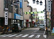 のぼりや横断幕が飾られた駅前通