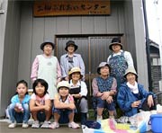 三柳ふれあいセンター前で孫と一緒に