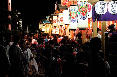 ずらりと勢ぞろいした趣向を凝らした山車