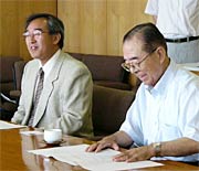 答申を提出した委員長の杉浦新潟経営大教授(左)と副委員長の坂井燕市自治会長協会長(右)