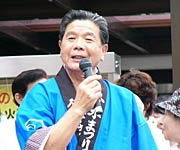 「地蔵堂本町屋台を新市の宝物に」とあいさつする小林燕市長