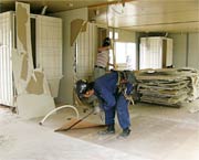 仮設住宅内部の撤去工事