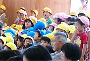 安登夢くんにくぎ付けの子どもたち