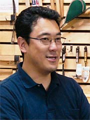 鍬ギャラリーに込めた思いを話す相田社長