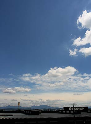 南の空に台風から広がる雲がある以外、相変わらずの青空。9日後0時19分、三条市上須頃地内から。