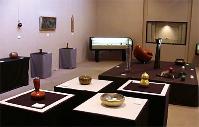 20日まで燕市産業史料館で開かれている水燕鎚工会の作品展