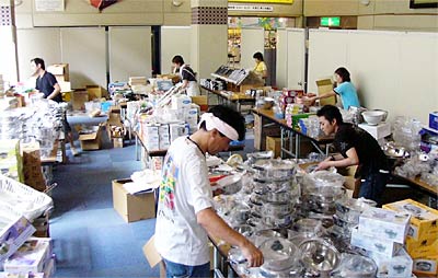 12日からの「じばさんお盆フェアー2006」に先行して9日に県央地域地場産業振興センターで始まる金物特価市