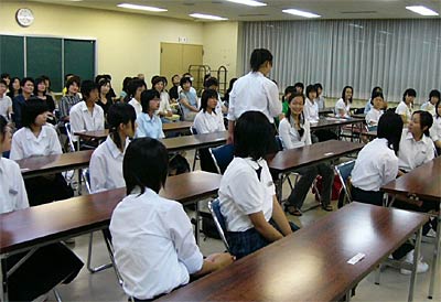 1日行われた燕市の派遣生の結団式’