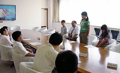 三条市が中国へ派遣する市内中学生3人の出発式