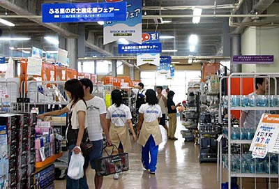 20日までふる里のお土産応援フェアを開いている燕三条ファクトリーアウトレットショップ「ストックバスターズ」