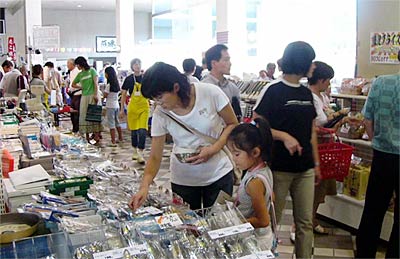 16日まで県央地域地場産業振興センターで開かれている「じばさんお盆フェアー2006」