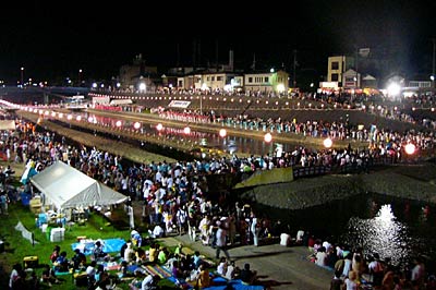 過去最高の人出にぎわった第21回越後加茂川夏祭り会場の加茂川河川敷