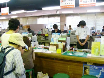 61回目の終戦記念日に三条市役所で黙とう、市民課窓口