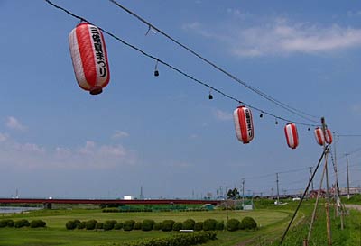 三条夏まつり大花火大会の観覧場の六ノ町河川緑地の土手に連なるまつりちょうちん