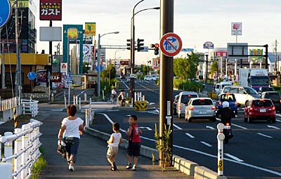 ごみゼロウオーキングを行う三条競馬場跡地そばの国道8号