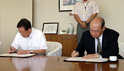 「災害時における建物解体除去、災害廃棄物の処理等に関する協定」に調印する高橋三条市長(左)と廣川県解体工事業協会会長(右)
