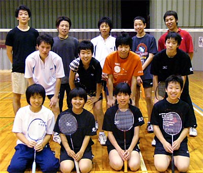 吉田中バドミントン部を指導するOBと部員、OBは最後列左から加藤さん、森山さん、右端が樋口さん
