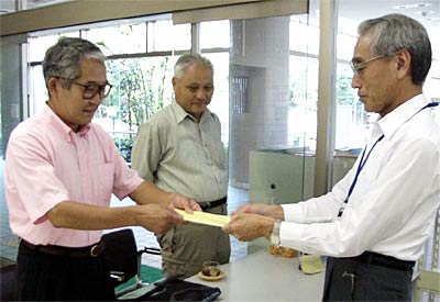 左から県央食品衛生協会三条支部の佐野支部長、小栗副支部長、岩本市社協事務局長