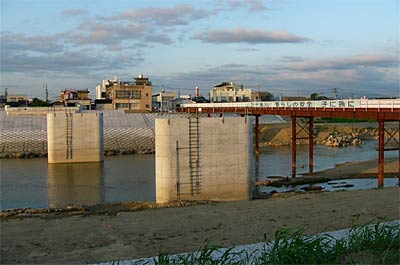 三条市ひまわり債で調達する資金を充てる一新橋の架け替え工事現場