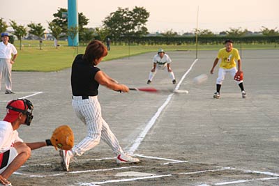 26、27の2日間、スポーツランド燕で開かれている燕北地区まちづくり協議会フェアの24時間チャリティーソフトボール耐久試合大会