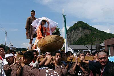 しただふるさと祭りの雨生の大蛇祭の行列