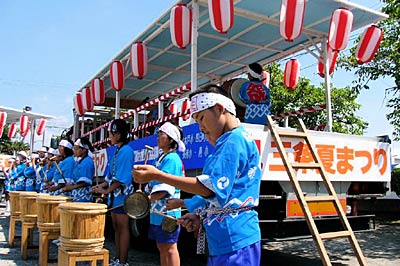 三条夏まつりの幕開きを告げるふれ太鼓を厚生福祉会館前で演奏する四日町小児童