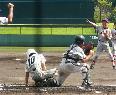 27、28の2日間開かれた第2回三条市少年野球大会、走者がけがをするほど激しい本塁上でのクロスプレーも