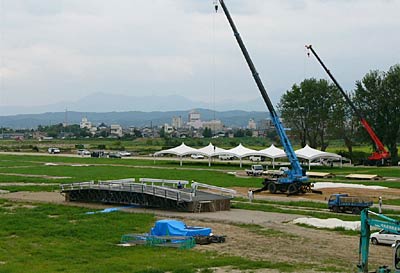 9月2日の成18年度新潟県総合防災訓練に向けて会場設営が進む旧三条競馬場跡地
