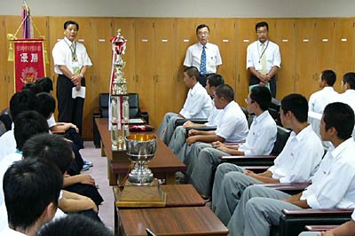 燕市長を表敬訪問した燕中女子剣道部と吉田中野球部