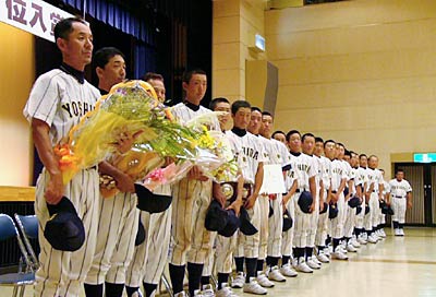 第23回全日本少年軟式野球大会全国大会出場の報告会で戦績を報告する佐藤監督(一番左)をはじめ、吉田中野球部員