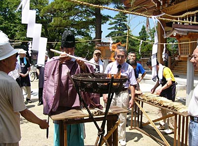 「はしの日」の8月4日に三条市・八幡宮で行われたはし供養祭