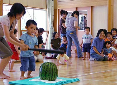 3日、きらきら保育園に併設された子育て支援センター「きらきらランド」で行われたスイカ割り大会