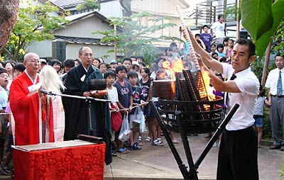 「そろばんの日」に宗正寺で行われたそろばん供養、そろばんを火にくべる田中三条珠算簿記学校校長。