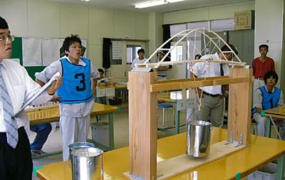 10日開かれた第6回高校生ものづくりコンテスト全国大会の建設系部門(橋梁模型制作)新潟県大会