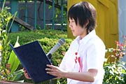 「非核平和都市宣言」を朗読する第三中3年中村さん