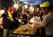 市民にサービスする売り子役の商店主はふだんの仕事以上に大忙し、四日町商店街