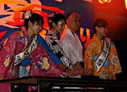 大ナイアガラの点火スイッチを押す小池加茂市長と3人のミス雪椿