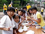 境内で楽しみながらカレー作りに熱中する子どもたち