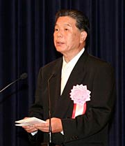 式辞を述べる小林燕市長