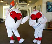 会場を訪れたトキめき新潟国体のマスコットキャラクター「トッキッキ」