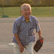 始球式を行う堀監事