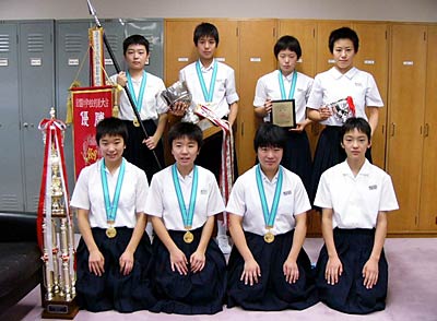 全国優勝を果たした燕中女子剣道部部員