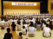 夜にもかかわらず百数十人が選手を歓迎した。