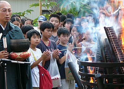 神妙な顔で手を合わせる子どもたち