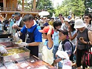 焼きそばの店に並ぶ子どもたち