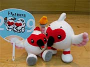会場に飾った新潟国体のマスコットキャラクターの「トッキッキ」のぬいぐるみ、左が「きっぴー」、右が「とっぴー」