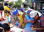 境内で楽しみながらカレー作りに熱中する子どもたち