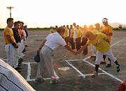 初戦で試合開始前に握手する燕北地区まちづくり協議会チームと小中川ソフトボール連盟チームが握手