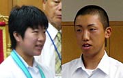燕中女子剣道部の星野主将(左)と吉田中野球部の伊藤首相(右)