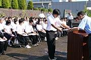 世界平和に向けて募集した標語の受賞者の表彰式